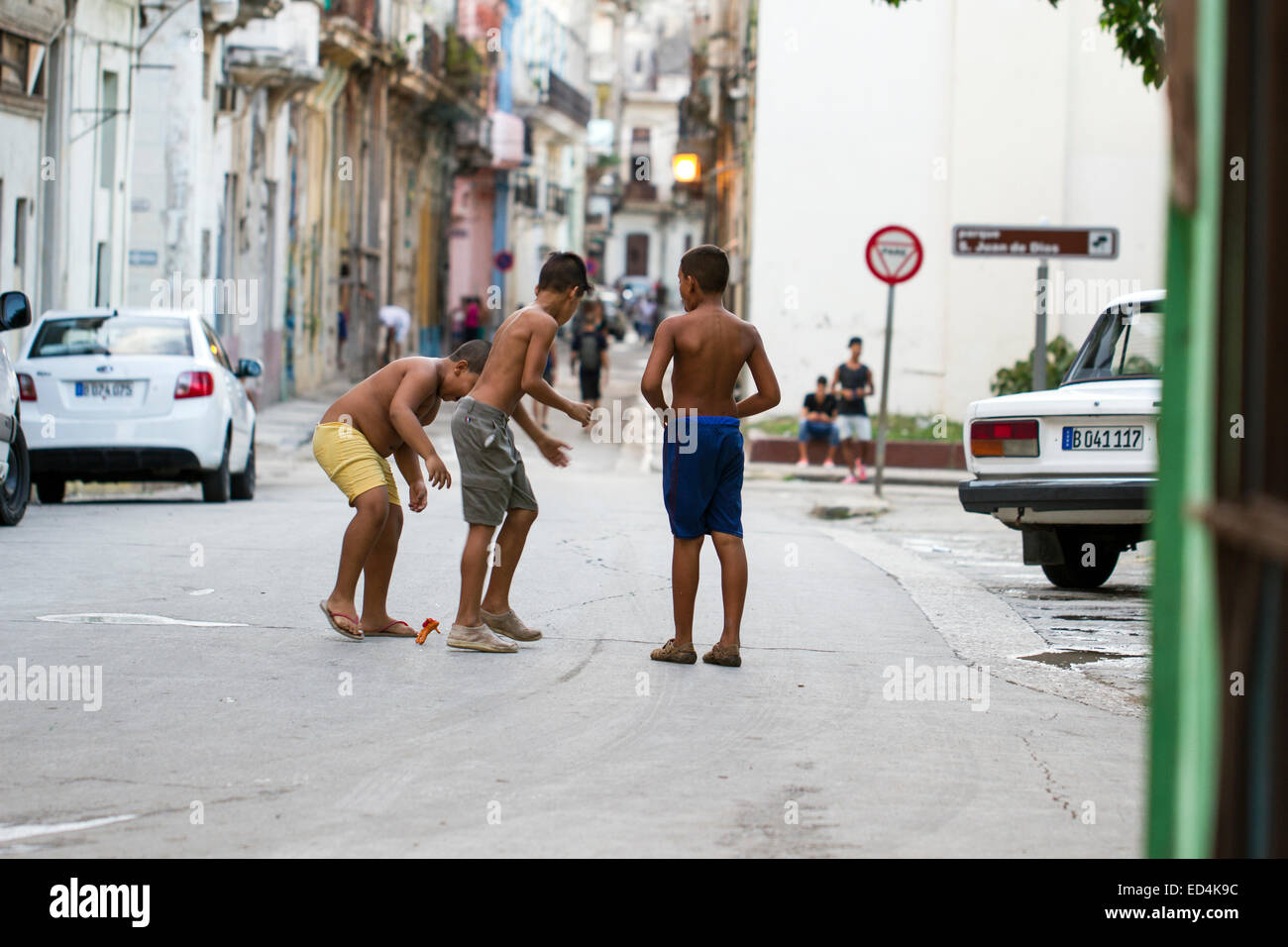 Enfants jouant dans les rues de La Havane Cuba Banque D'Images