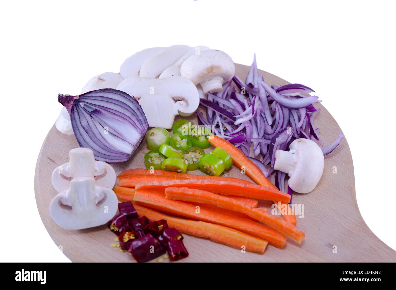 Oignons, champignons, carottes, poivrons sur une planche de travail isolé sur fond blanc Banque D'Images