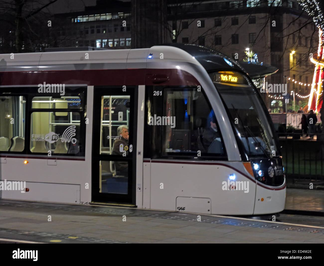L'avant du nouveau tramway d'Édimbourg à destination de York Place, à St Andrew Square at night, Ecosse, Royaume-Uni Banque D'Images