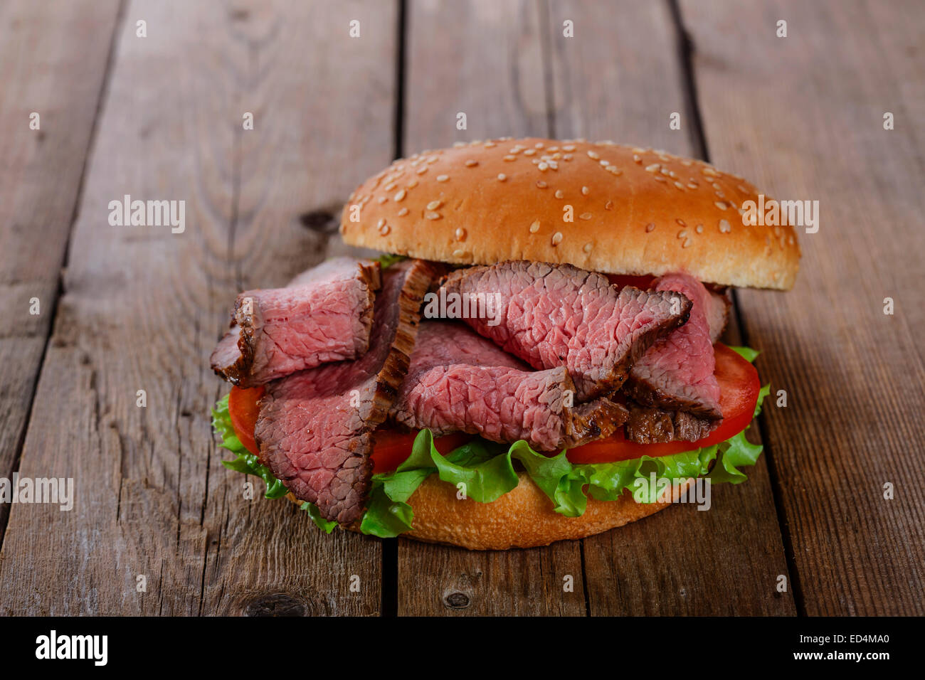 Roast Beef sandwich hamburger sur une surface en bois Banque D'Images