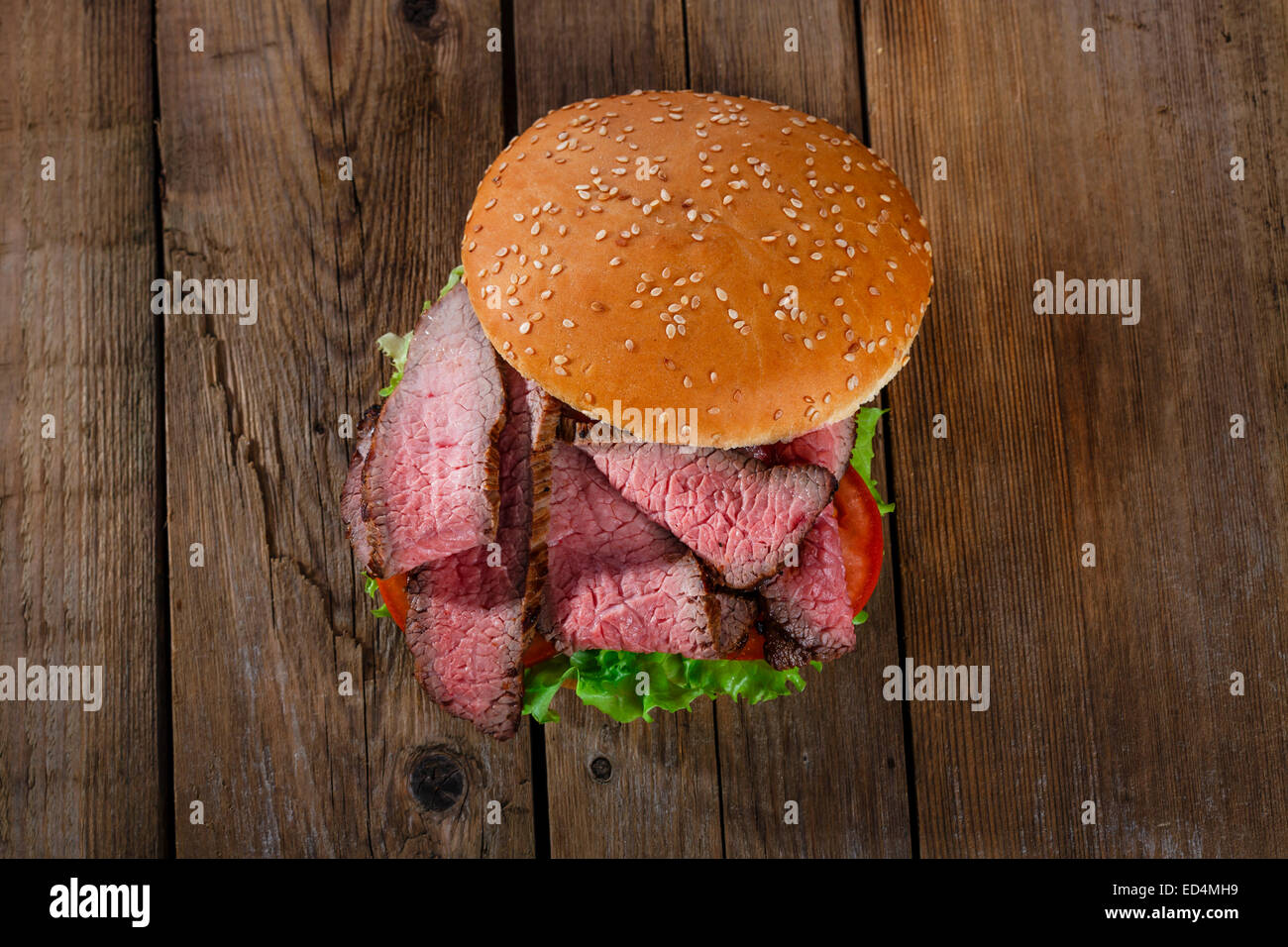 Roast Beef sandwich hamburger sur une surface en bois Banque D'Images