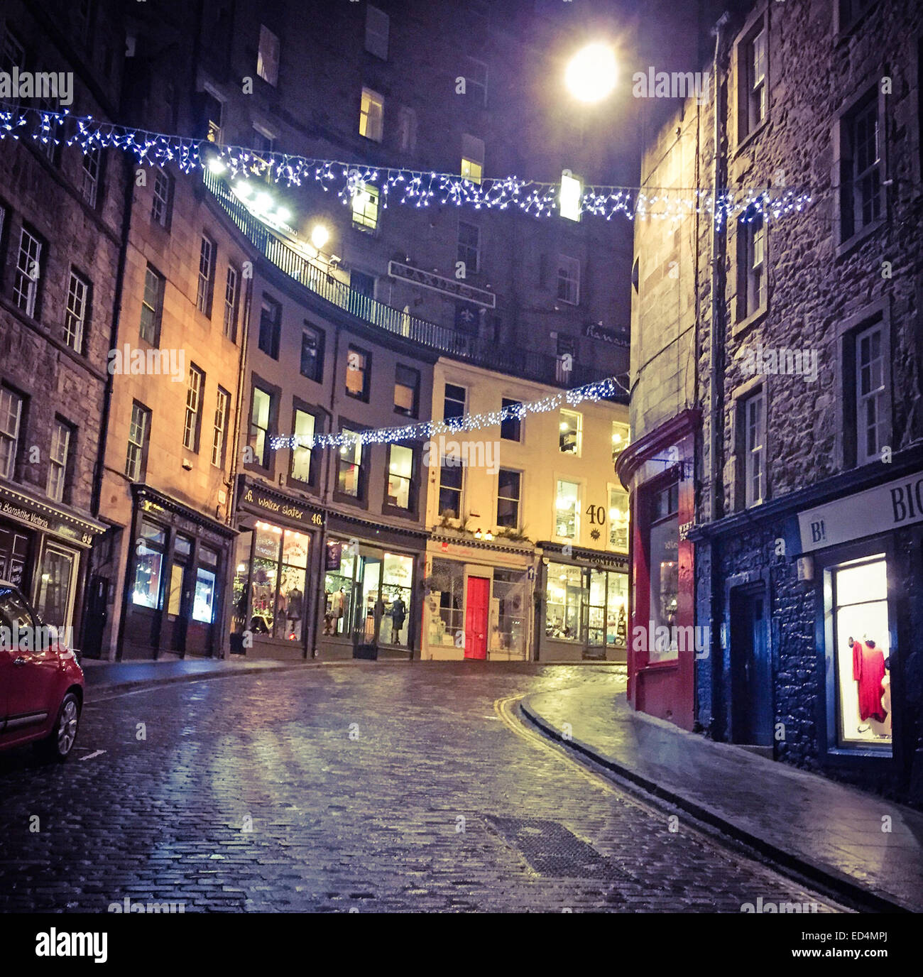 Historique d'Édimbourg jusqu'à la rue Victoria, Centre-ville, Lothian, Scotland, UK la nuit Banque D'Images
