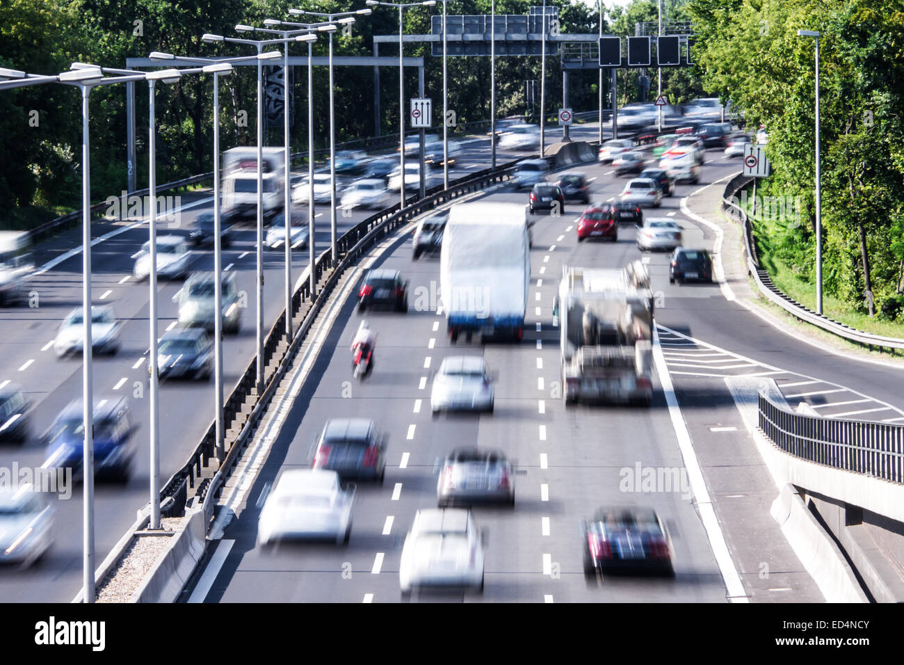 Les voitures sur l'autoroute en fin d'après-midi Banque D'Images