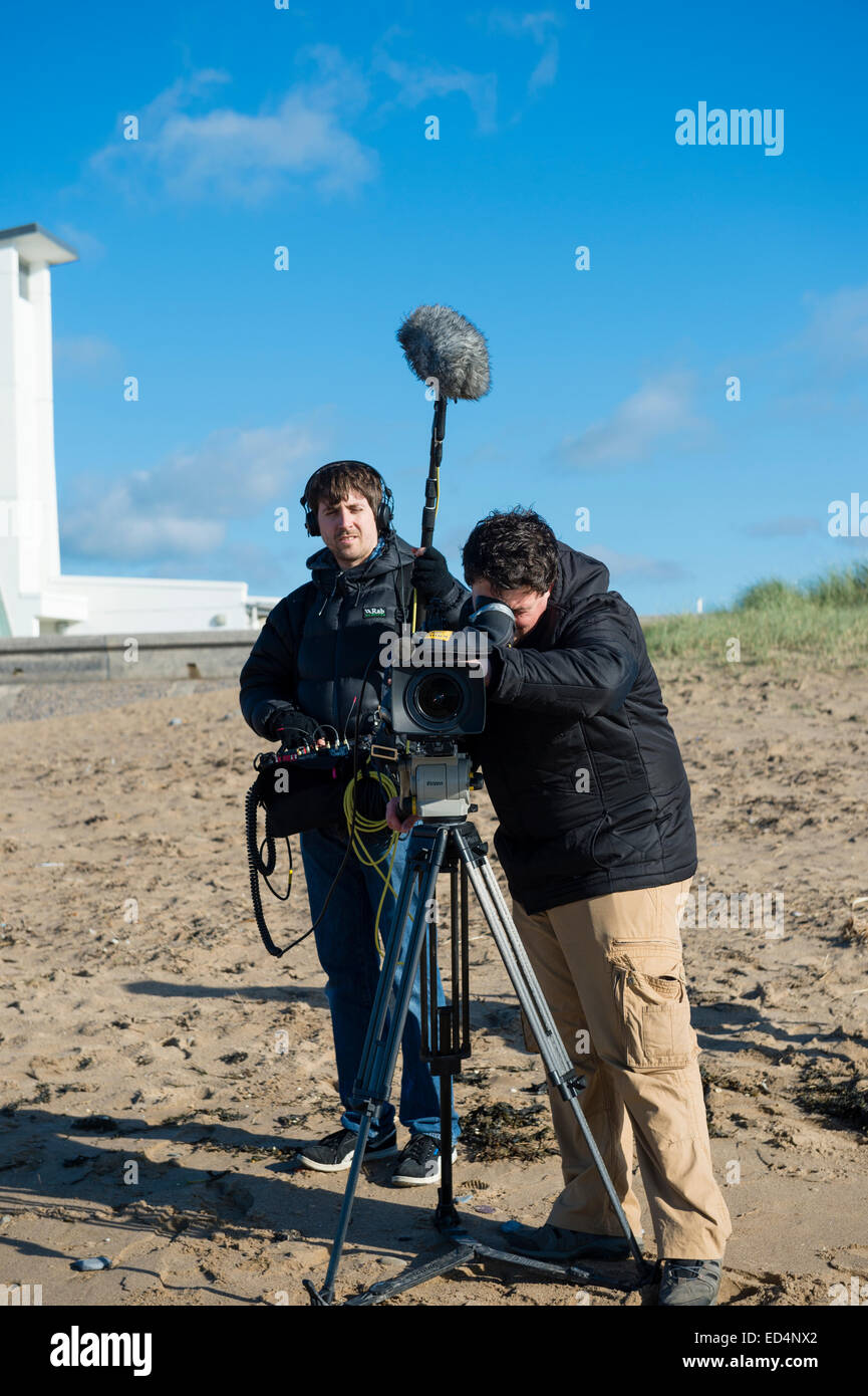 Travaillant dans les médias : Une petite équipe de télévision de deux personnes - opérateur de caméra et l'ingénieur du son - tournage de filmer sur l'emplacement en plein air en dehors du Royaume-Uni Banque D'Images