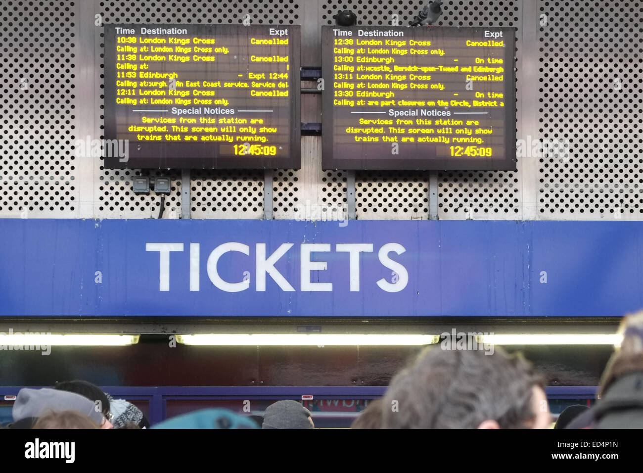 Finsbury Park, Londres, UK. 27 décembre 2014. La gare de Finsbury Park est fermé en raison de la congestion, les trains ne s'arrêtant à Kings Cross et les passagers ont été invité à se rendre à Finsbury Park, provoquant le chaos. Crédit : Matthieu Chattle/Alamy Live News Banque D'Images