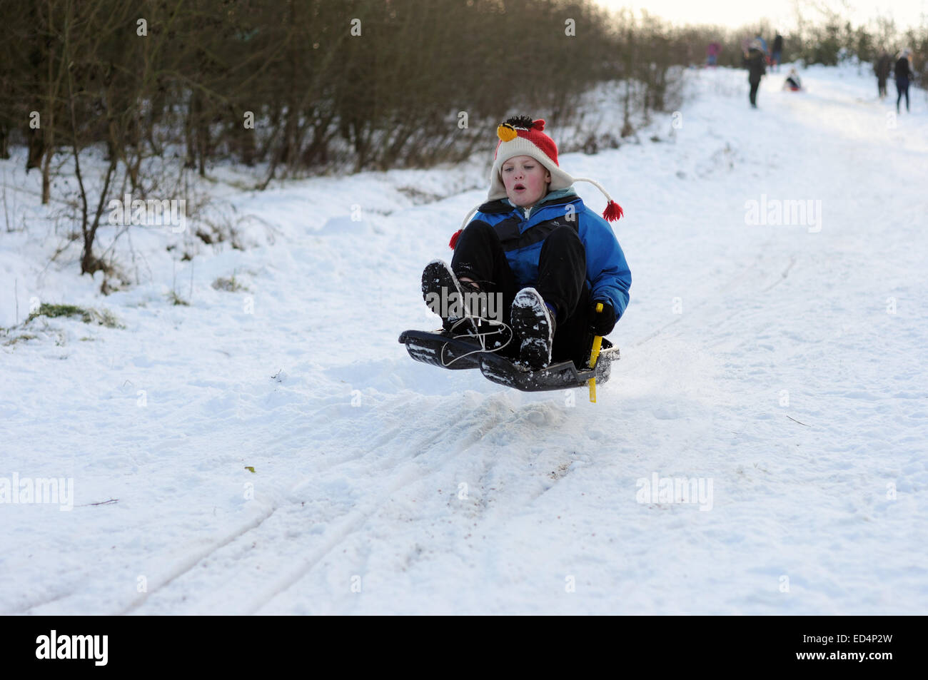 Hucknall, Nottinghamshire, Angleterre. 27 décembre 2014. Après la neige nuit belle journée ensoleillée idéale pour la famille de la luge sur l'ancienne mine de Linby, pointe aujourd'hui transformé en parc à un pays . Credit : IFIMAGE/Alamy Live News Banque D'Images