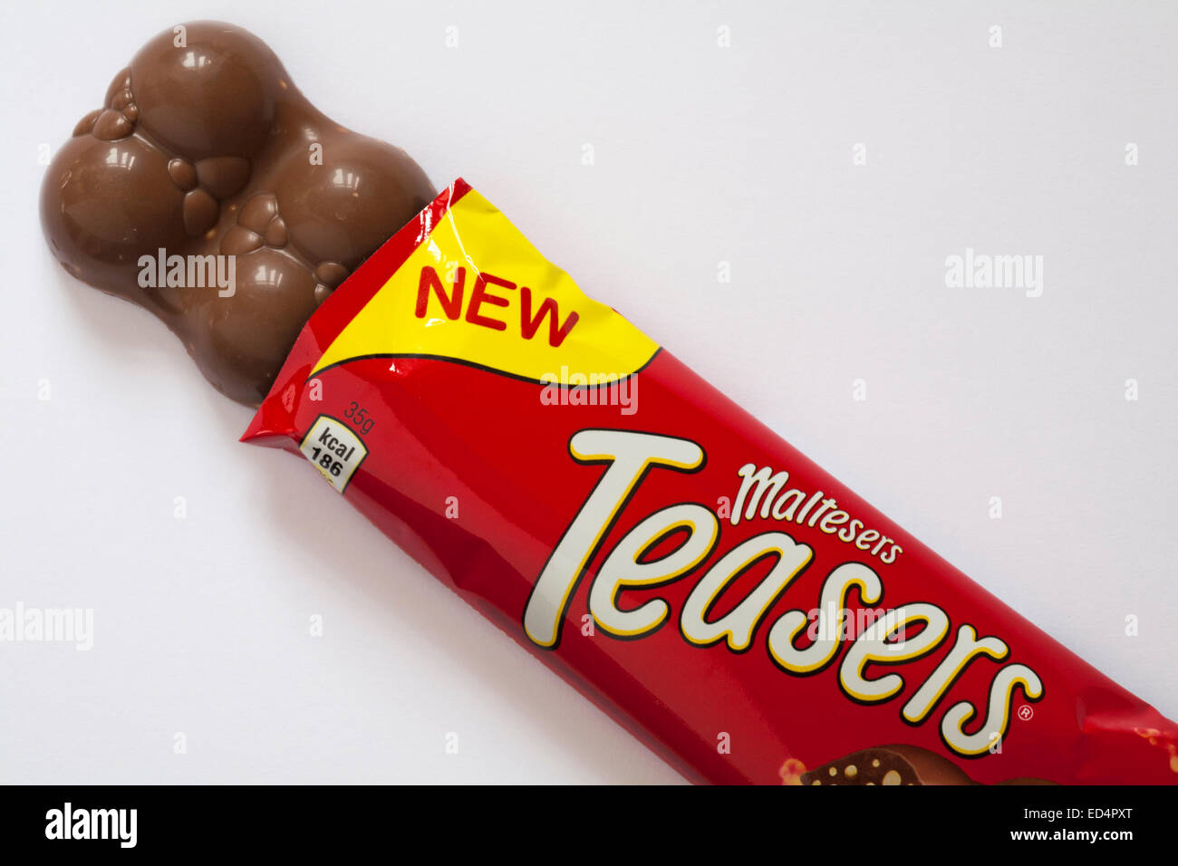 Nouvelles Maltesers réflexion chocolat avec emballage ouvert pour afficher contenu situé sur fond blanc - pépites de chocolat au lait couvrant peu de miel Banque D'Images