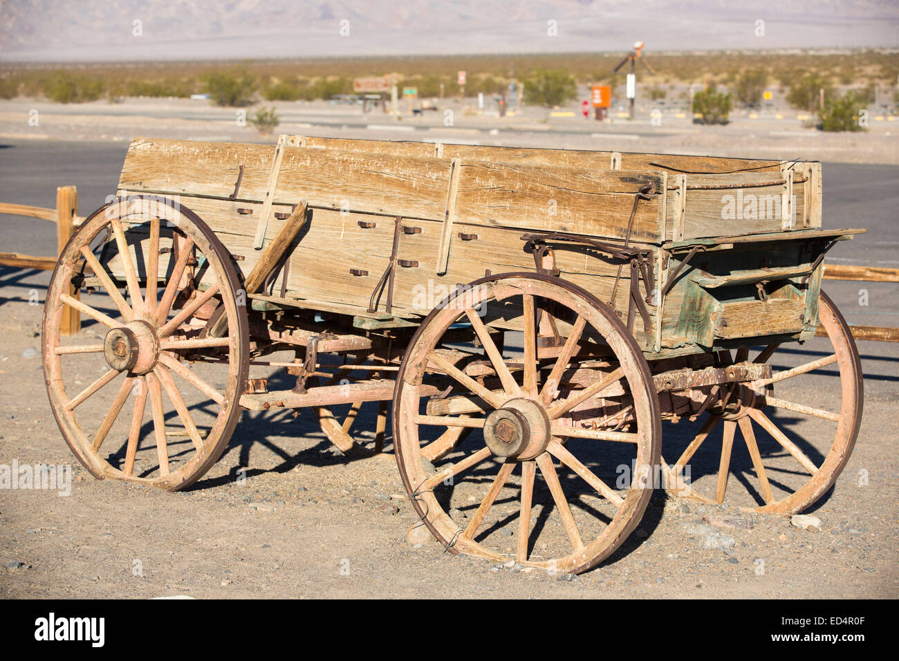 Un vieux wagon dans la vallée de la mort, à Stovepipe Wells, California, USA. Banque D'Images