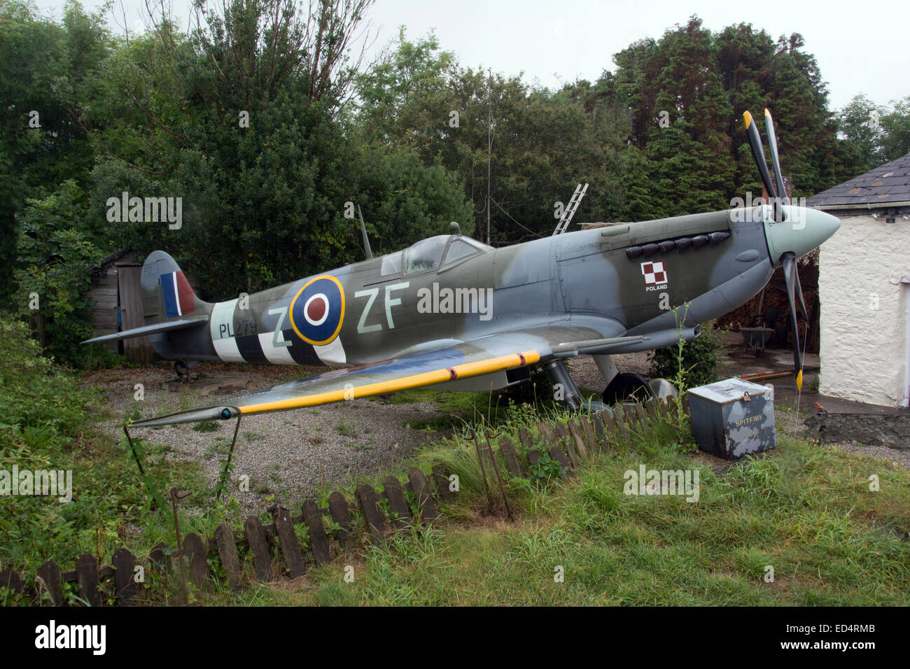 CORNWALL ; NR.PADSTOW AIR FORCE BASE, SPITFIRE ET DONATION BOX Banque D'Images