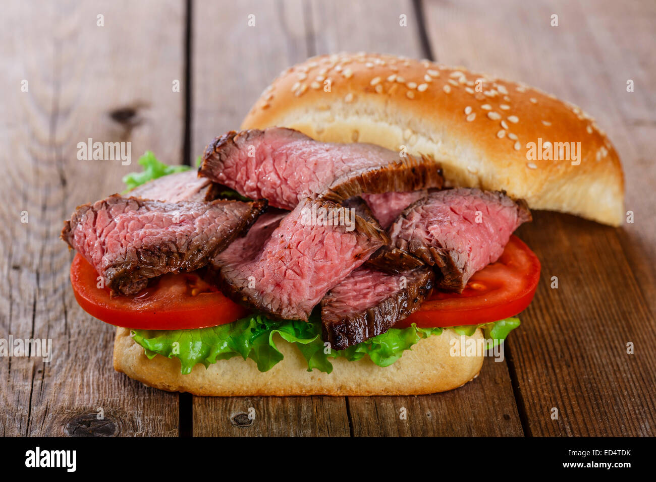 Roast Beef sandwich hamburger sur une surface en bois Banque D'Images