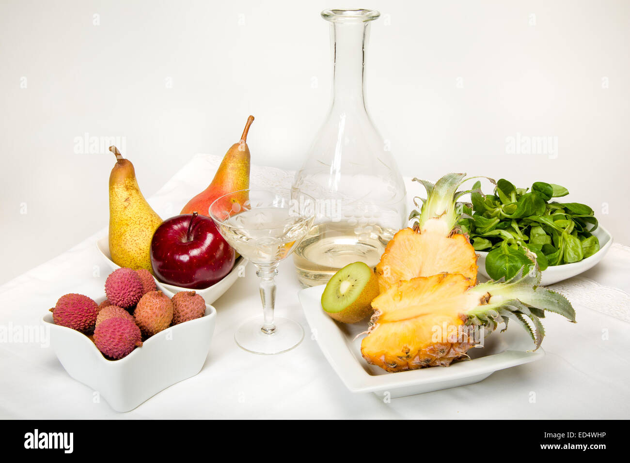 Excellente collation : des fruits, du vin et fromage Banque D'Images