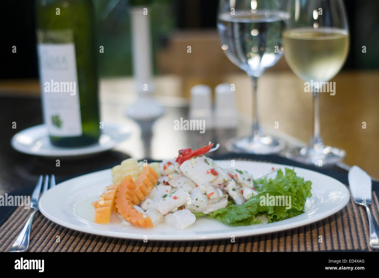 L'un des plats les plus délicieux de la Sanctuary Lodge est le Pejerey avec Ceviche de crevettes cuites et de maïs cuit aussi, avec lem Banque D'Images