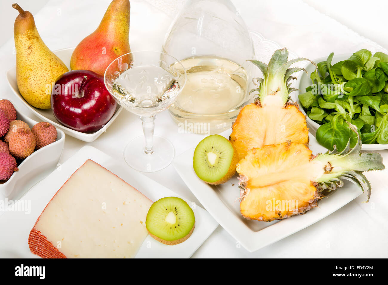 Excellente collation : des fruits, du vin et fromage Banque D'Images