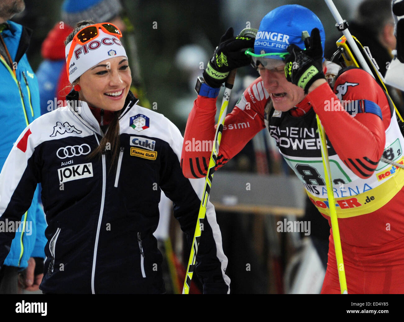 Gelsenkirchen, Allemagne, le 27 décembre, 2014. Les biathlètes Dorothea Wierer italien Lukas Hofer cheer et après ils ont gagné la course de début de masse au cours de la 13e-Biathlon-World Team-Challenge (WTC) à la Veltins-Arena Gelsenkirchen, Allemagne, 27 décembre 2014. Dix équipes mixtes de différents pays en concurrence au WTC dans l'arène. L'équipe gagnante est déterminée après un départ groupé et une course poursuite. PHOTO : CAROLINE SEIDEL/dpa © AFP PHOTO alliance/Alamy Live News Banque D'Images