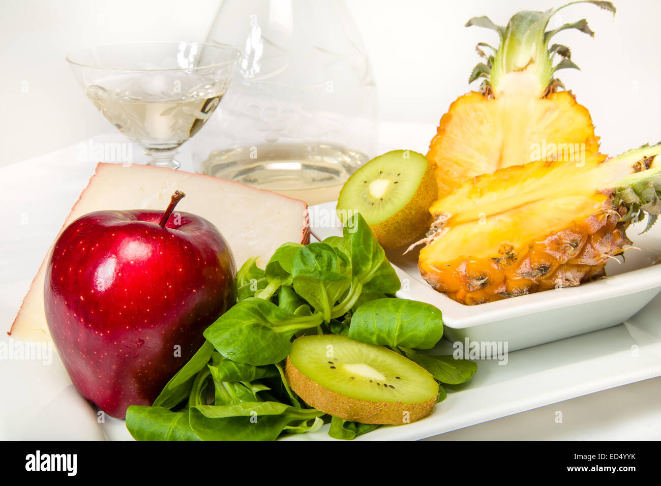 Excellente collation : des fruits, du vin et fromage Banque D'Images