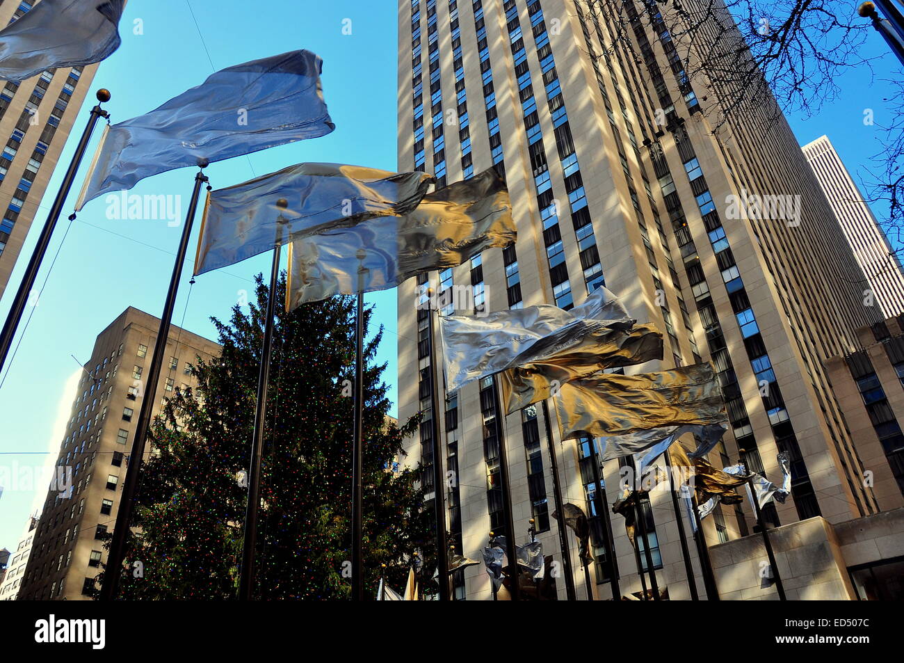 New York City : Rockefeller Center avec les pavillons d'or et d'argent et de l'assemblée annuelle de l'arbre de Noël dans le bâtiment de GE * Banque D'Images