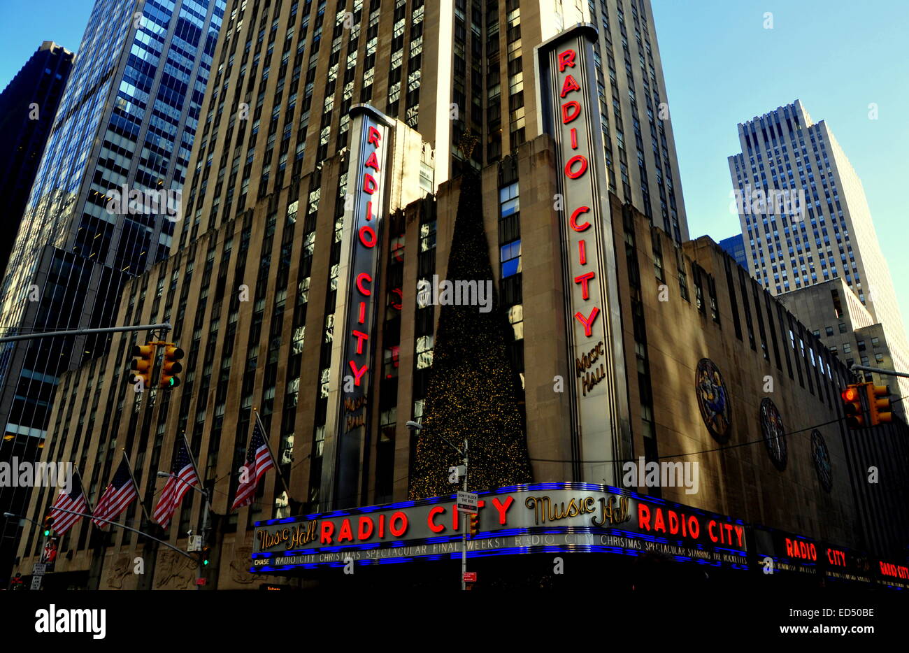 La ville de New York : le Radio City Music Hall à l'angle de l'Avenue des Amériques et West 50th Street est un monument de la ville Banque D'Images