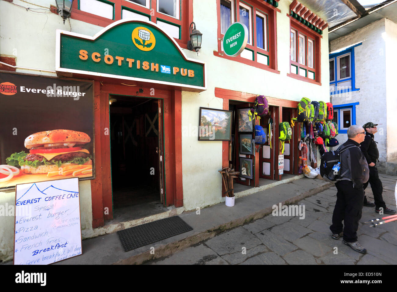 L'enseigne de pub écossais Lukla Village, parc national de Sagarmatha, district de Solukhumbu, région de Khumbu, Népal, Asie de l'Est. Banque D'Images