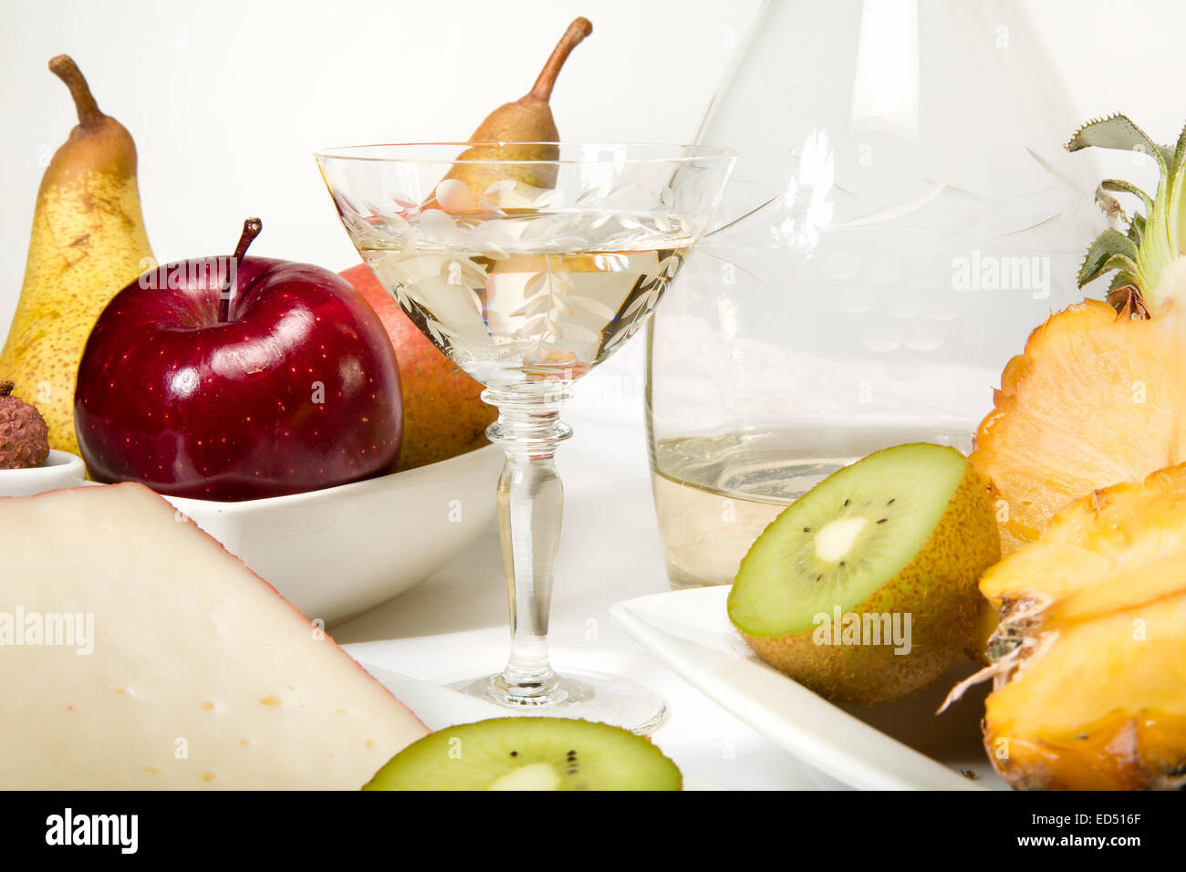 Excellente collation : des fruits, du vin et fromage Banque D'Images