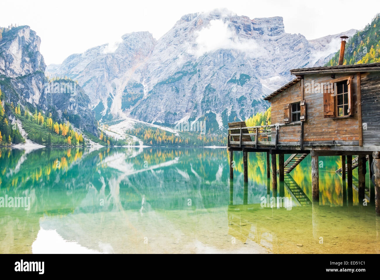 Braies Lake dans le Tyrol du sud, Italie Banque D'Images