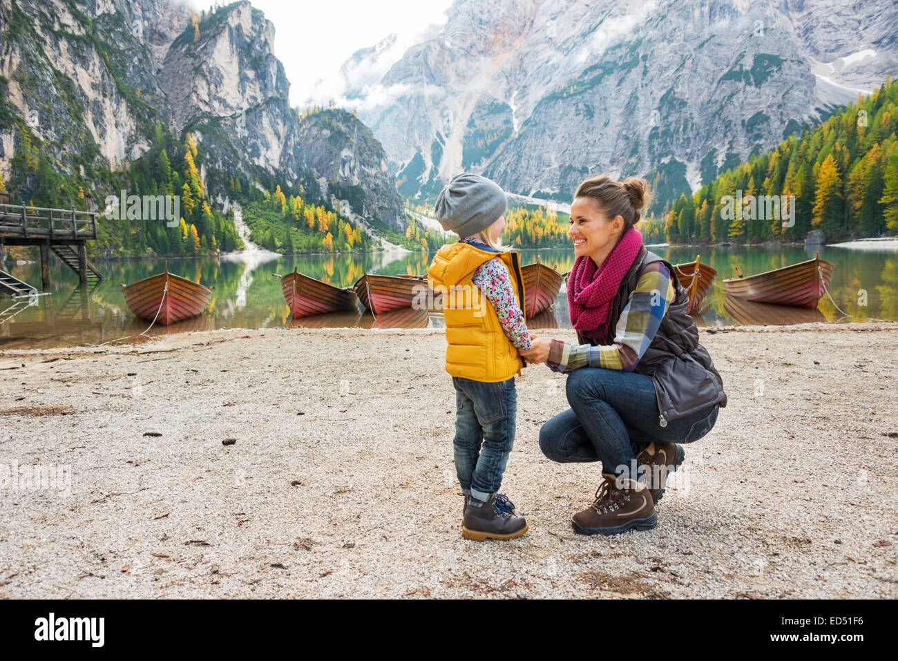 La mère et l'enfant sur le lac Braies au Tyrol du sud, Italie Banque D'Images