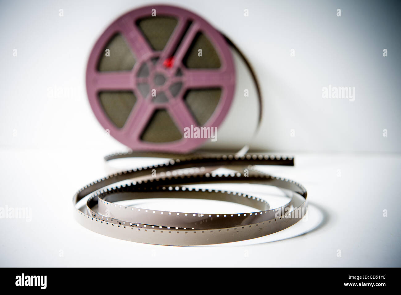 Détail d'un film 8mm super8 détail avec bobine violet n'est pas mise au point en fond blanc avec bobine violet n'est pas mise au point en blanc retour Banque D'Images