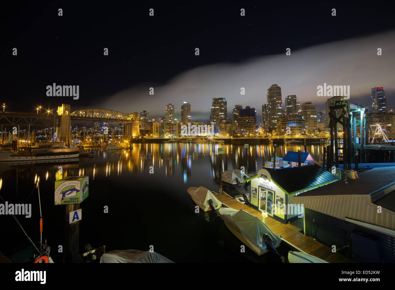 Vue de nuit pont Burrard prise par une chambre de location de bateaux à Granville Island, Vancouver Banque D'Images