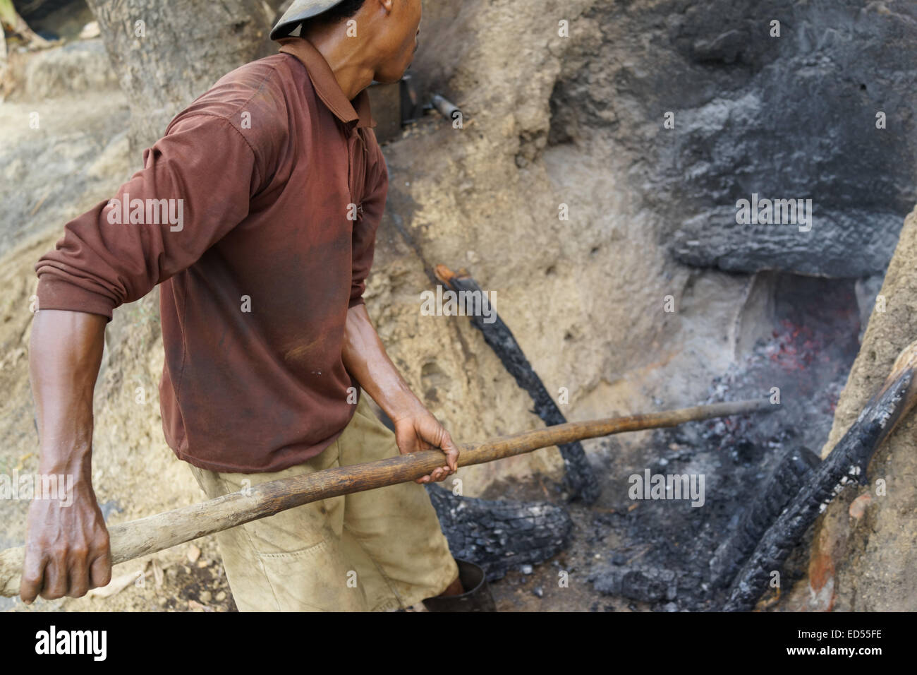 Un travailleur de la mine distille du pétrole brut jusqu'à être transformés en carburant dans Kedewan sous-district, Bojonegoro, Banque D'Images