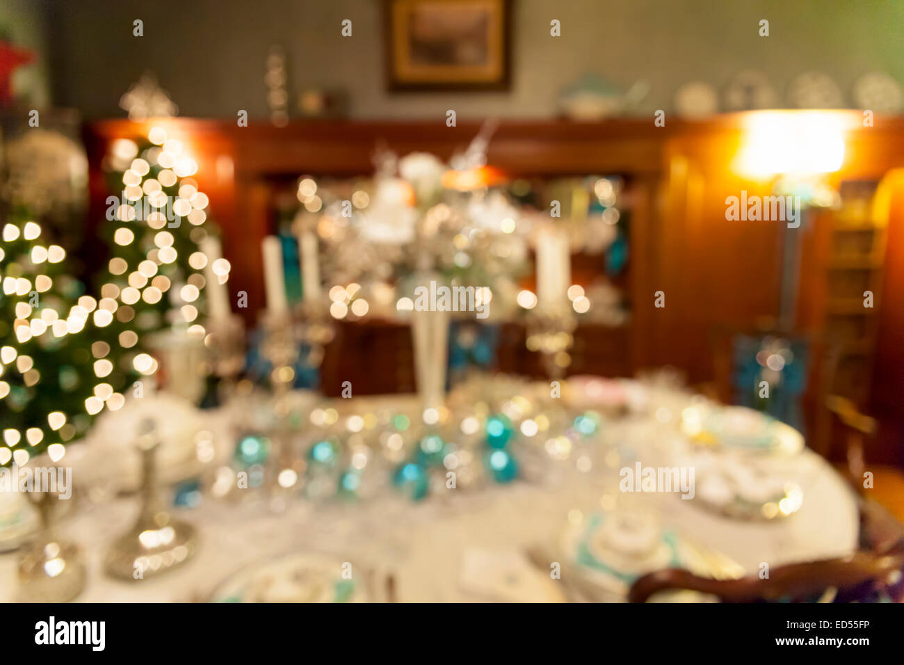 Dîner de célébration de la fête de Noël décorations de table d'arrière-plan flou flou artistique flou Banque D'Images
