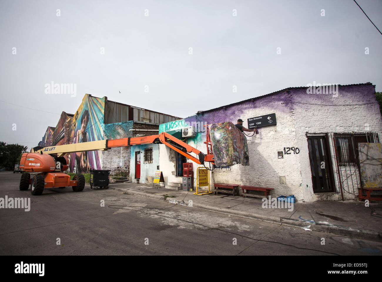 Buenos Aires, Argentine. Dec 27, 2014. Artiste muraliste et urbain argentin Alfredo Segatori travaille sur un secteur de la murale 'El Regreso de Quinquela' à Buenos Aires, Argentine, le 27 décembre 2014. Faites sur une surface de plus de 2 000 mètres carrés, la murale est devenu le samedi le plus grand dans le monde, selon la presse locale. © Martin Zabala/Xinhua/Alamy Live News Banque D'Images