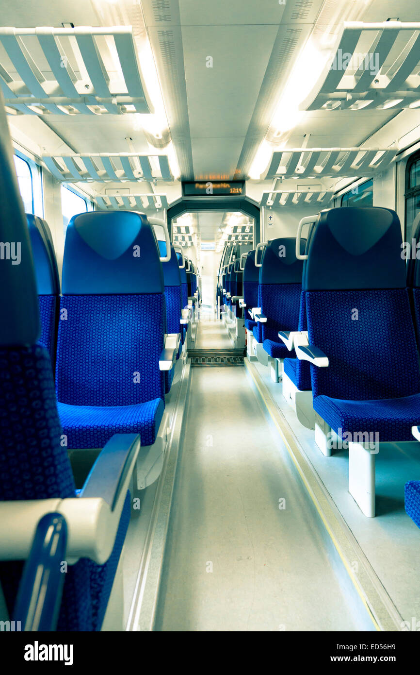 L'intérieur du train de banlieue moderne Banque D'Images