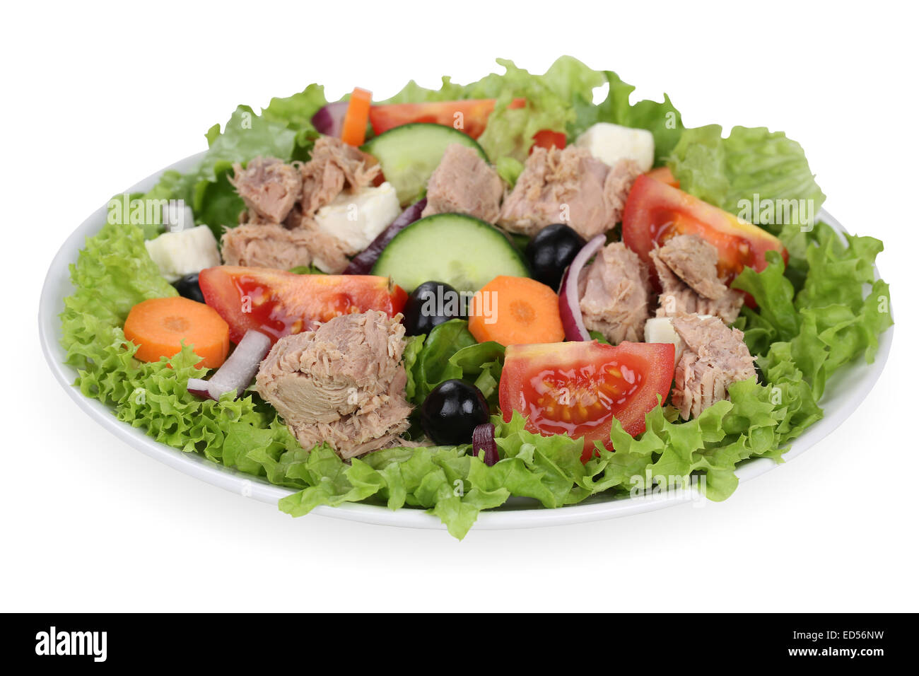 La salade de thon avec tomates, carottes, fromage feta et olives dans un bol Banque D'Images