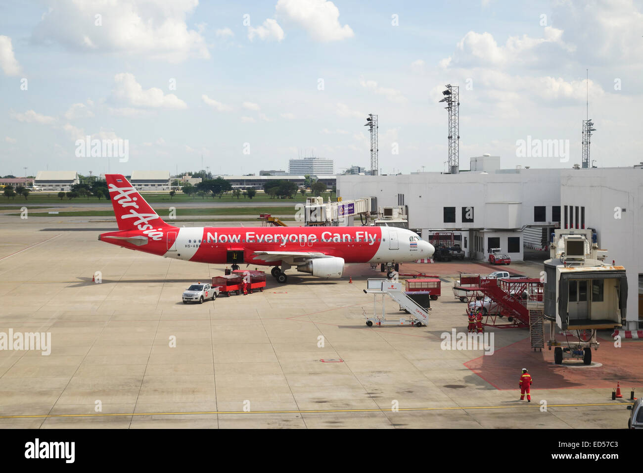 Thai AirAsia airbus A320, des avions à la porte à l'aéroport de Bangkok Don Muang, Thaïlande, Asie du sud-est. Banque D'Images