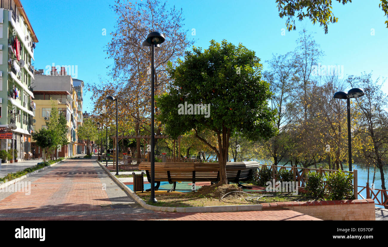 En Promenade le long de la rivière Manavgat, Turquie Banque D'Images