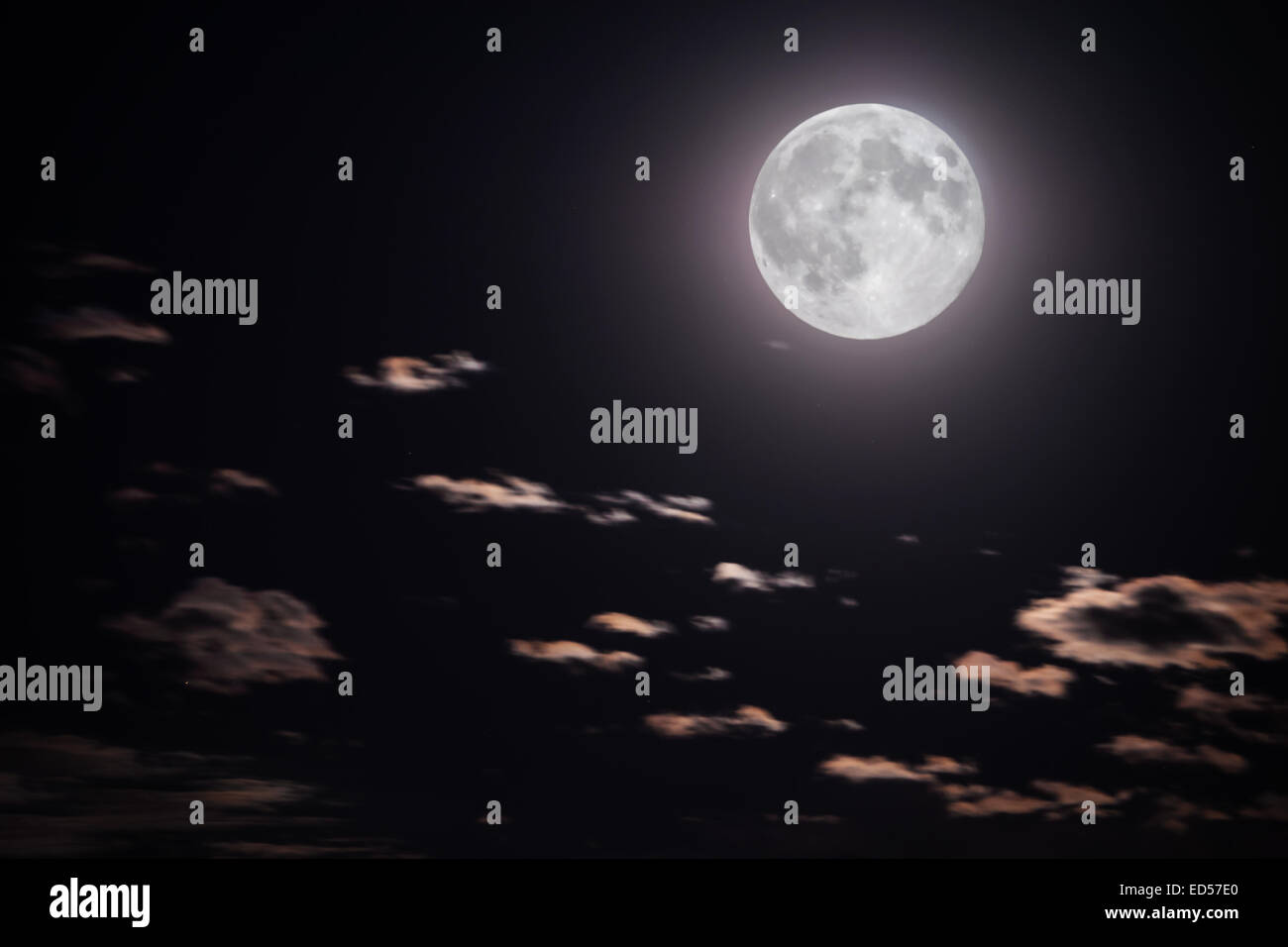 Pleine lune et nuages dans le ciel du soir Banque D'Images