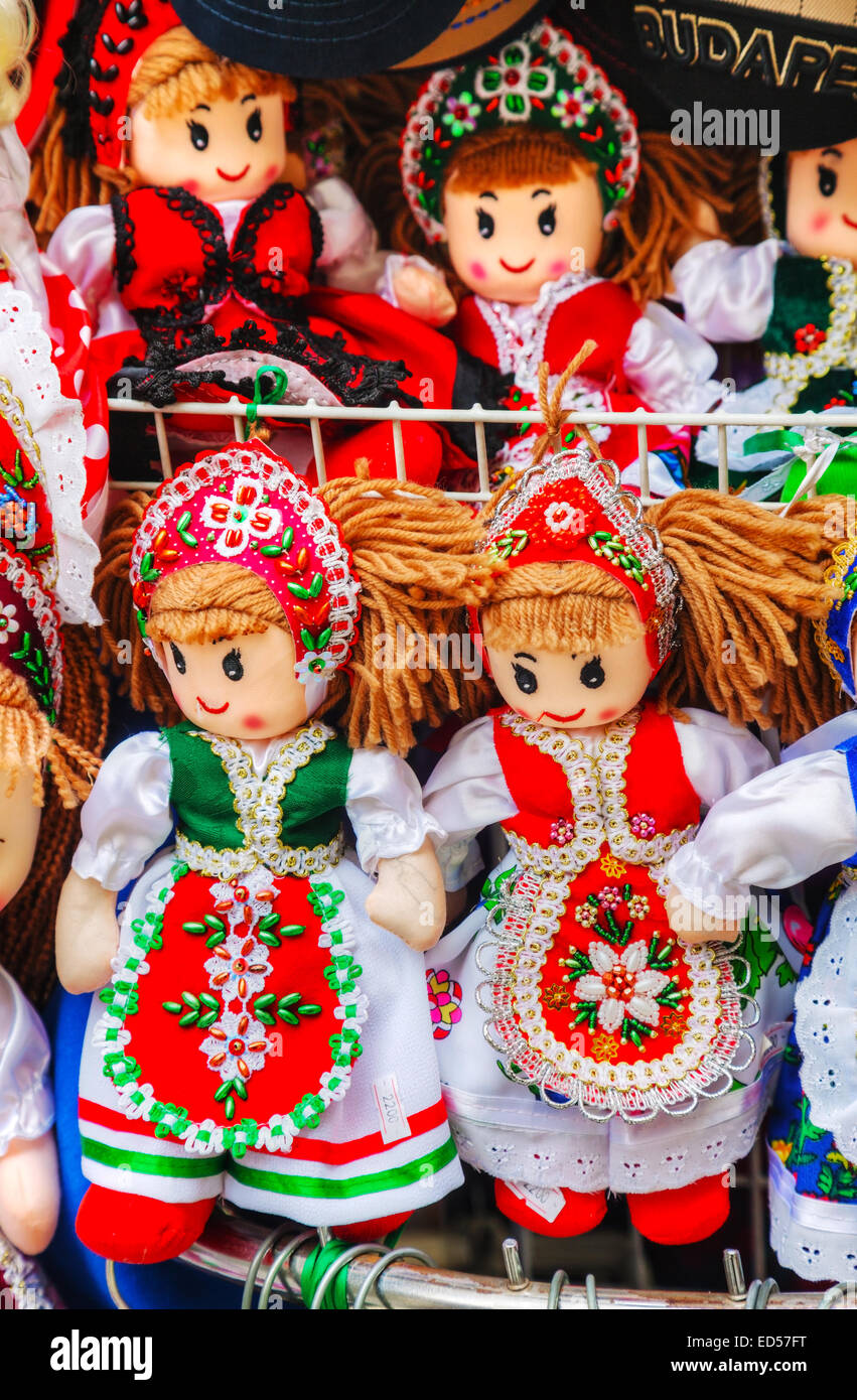 BUDAPEST - Octobre 22 : magyar doll le 22 octobre 2014 à Budapest, Hongrie. Une grande variété de poupées sont vendues à th Banque D'Images