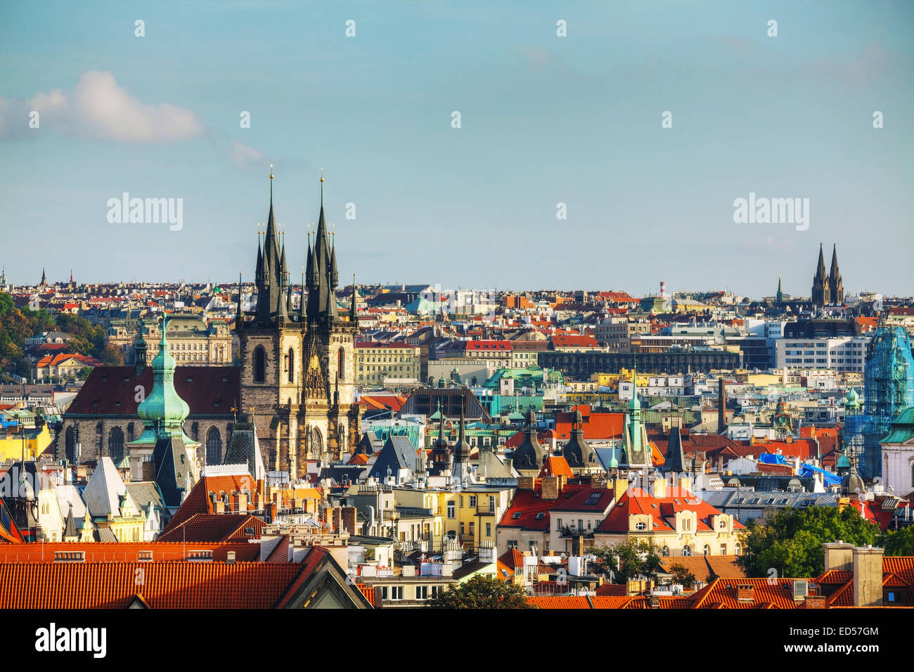 Vue aérienne de Prague sur une journée ensoleillée comme vu de la colline de Petrin Banque D'Images