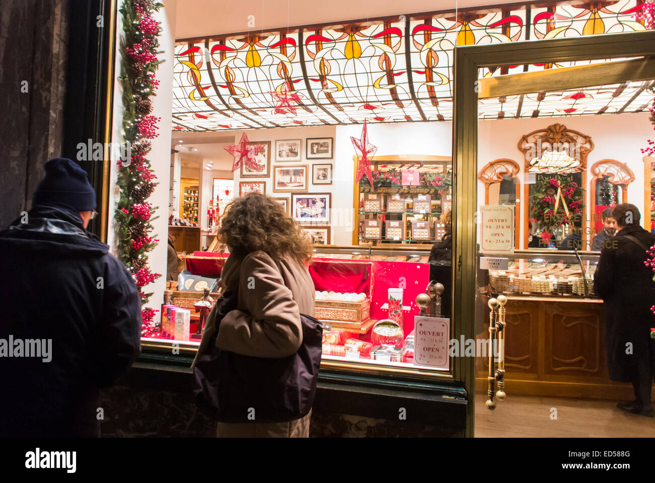 Bruxelles, Belgique, les gens appréciant les lumières de Noël, chocolat local, Boutique fenêtre avant dans l'ancien centre commercial commercial, dans le centre-ville, petit magasin extérieur nuit Banque D'Images