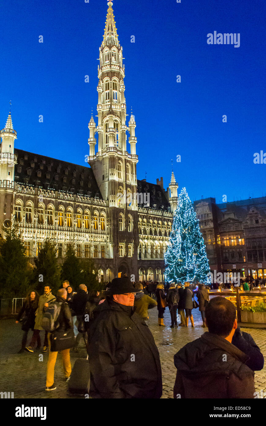 Bruxelles, Belgique, Belgique Arbre de Noël sur Town Square, à l'extérieur, les gens marcher dans la rue, profitant de lumières de Noël, Décorations, 'Hôtel de Ville' sur 'Grand Place' Banque D'Images