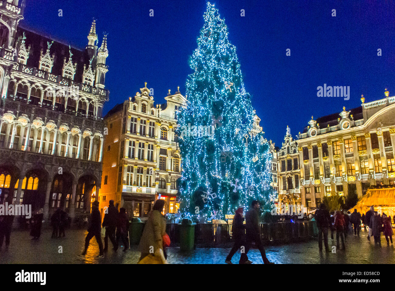 Bruxelles, Belgique, Belgique arbre de Noël sur la place de la ville, à l'extérieur, les gens marchant dans la rue, profiter de la rue des lumières de Noël, décorations, 'Grand place' Banque D'Images