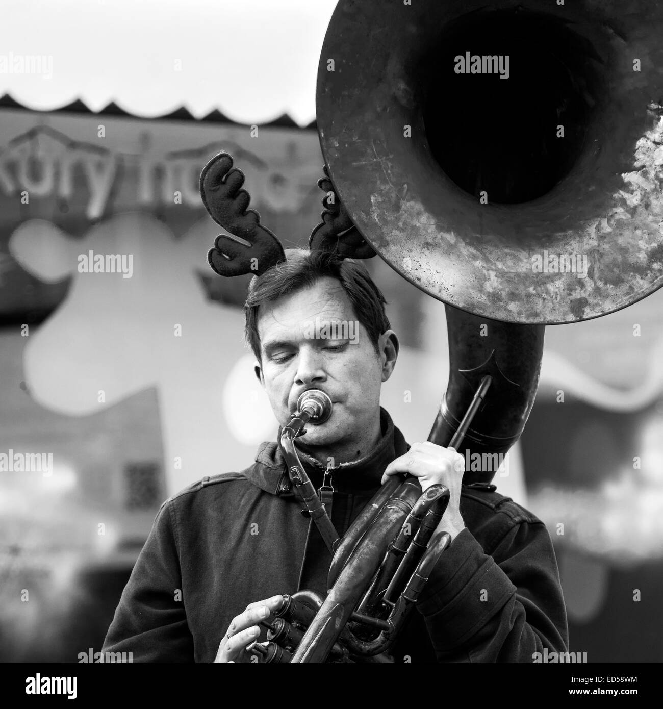 Busker Noël jouant un Sousaphone Banque D'Images