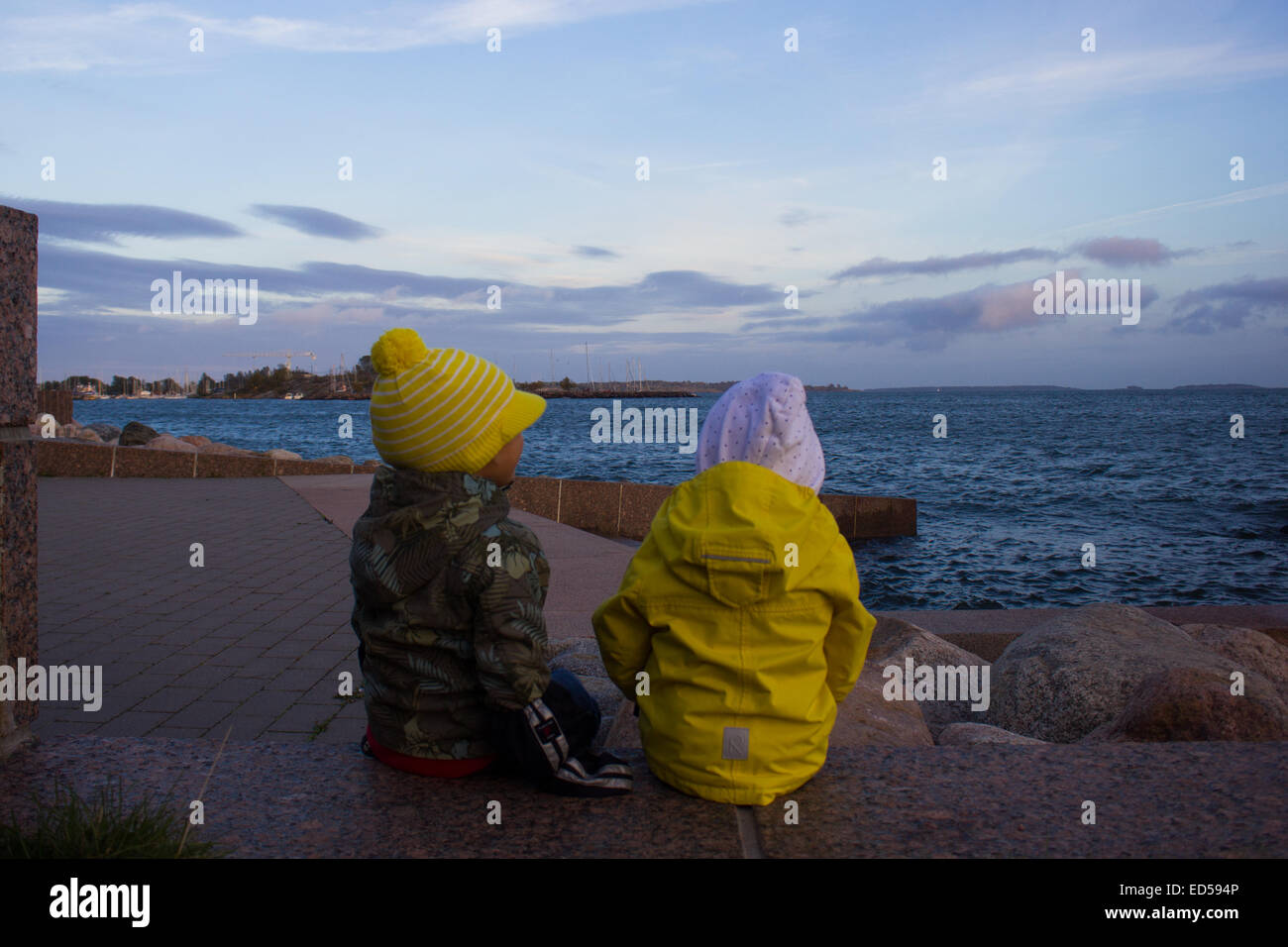 Les enfants par la mer glaciale à Helsinki en Finlande Banque D'Images