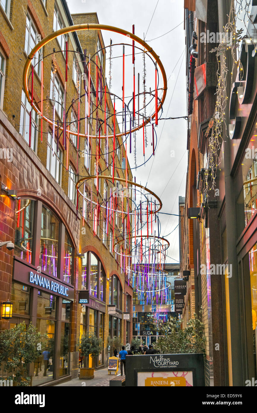 Décorations de Noël de Londres à St Martins Courtyard Covent Garden Banque D'Images