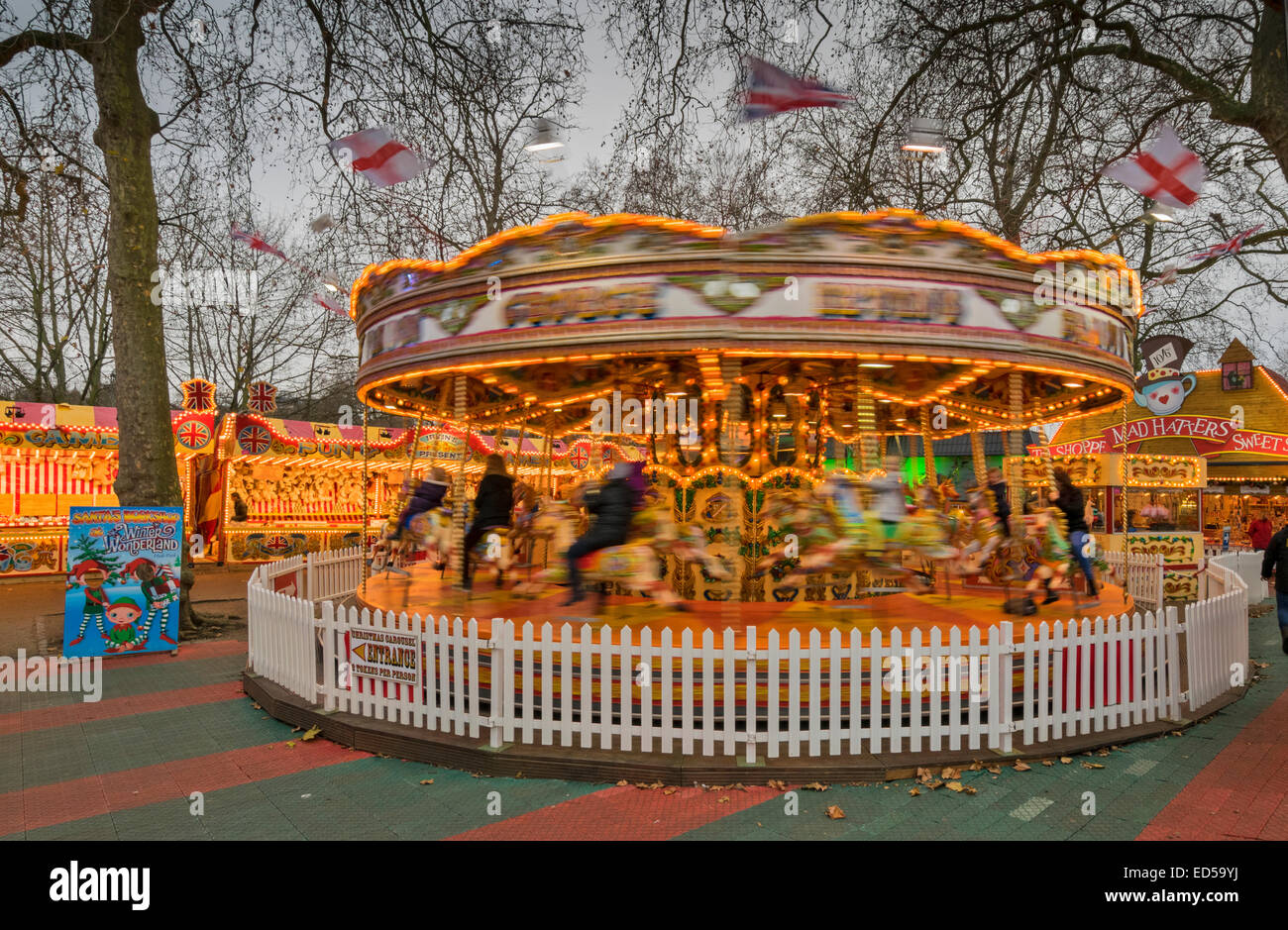 LONDON HYDE PARK Winter Wonderland un carrousel de filature ou de merry go round AVEC RIDERS Banque D'Images