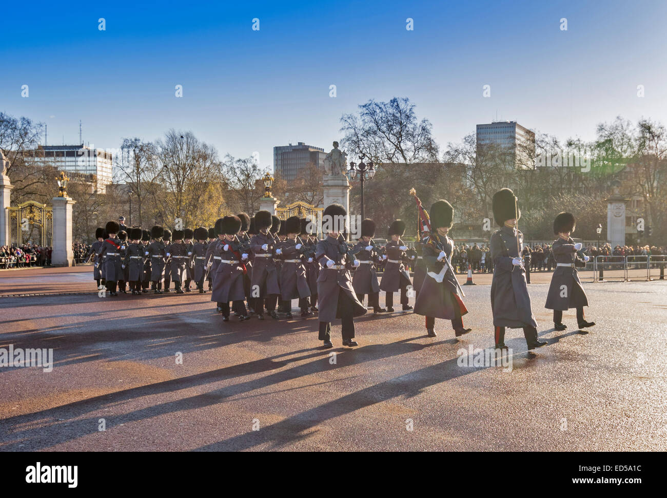 Londres LA RELÈVE DE LA GARDE À Buckingham Palace sur un matin d'HIVER AVEC DES SOLDATS EN CAPOTES Banque D'Images