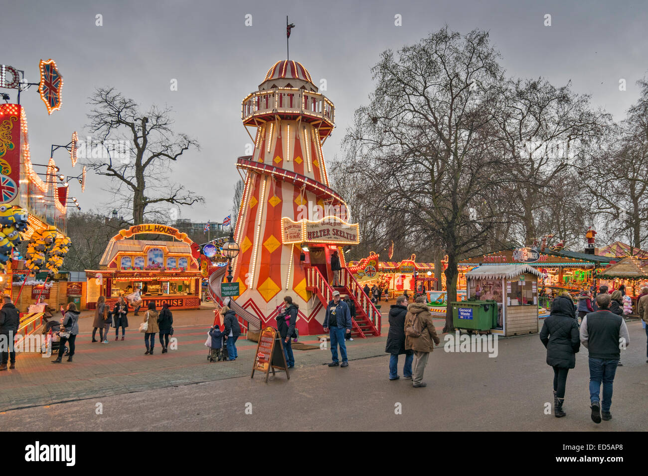 LONDON WINTER WONDERLAND À HYDE PARK LANE AVEC Un PÊLE-mêle et stands de nourriture Banque D'Images