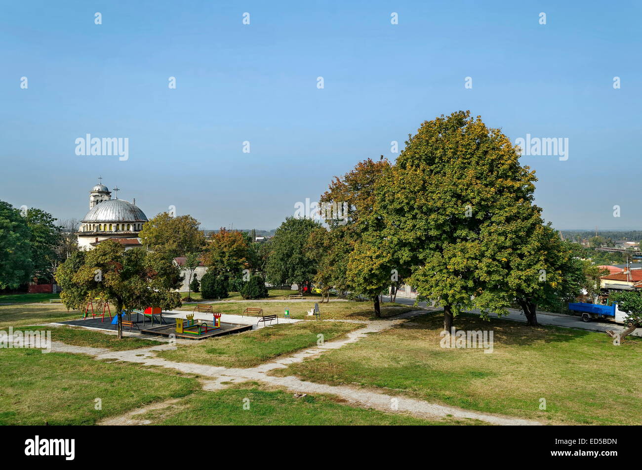 Jardin Public avec enfant nook near 'Sveta Petka" église chrétienne de l'offset ancien siècle, Ruse, Bulgarie Banque D'Images
