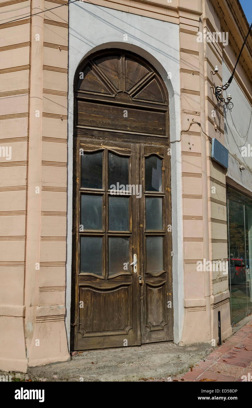 Bois porte d'entrée de maison ancienne dans la ville de Roussé, Bulgarie Banque D'Images