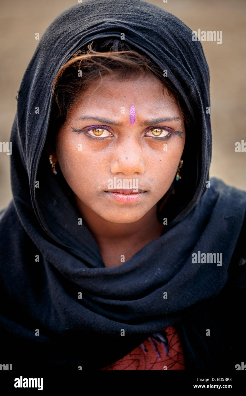 Portrait d'une jeune Indienne avec écharpe noire et yeux verts noisette Banque D'Images