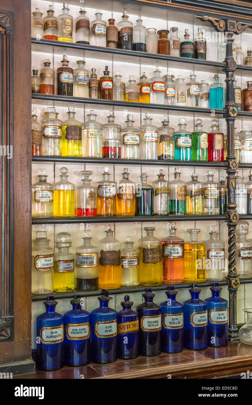 Les bouteilles de produits chimiques sur des étagères en pharmacie, Blists Hill Victorian town, Ironbridge, Shropshire, England, UK Banque D'Images
